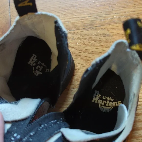 Dr. Martens Kids Shoes Size 12 Toddler in Silver and Black Suede - Picture 3 of 5